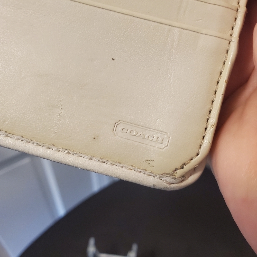 Coach White Leather Snap Close Bifold Wallet - Picture 6 of 12